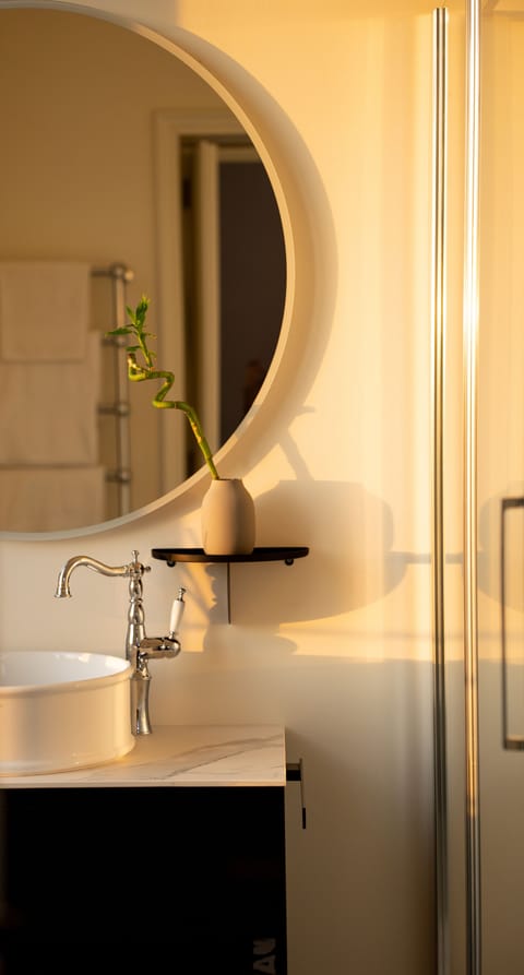 Shower, rainfall showerhead, free toiletries, hair dryer