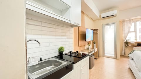 Standard Studio | Private kitchen | Mini-fridge, stovetop