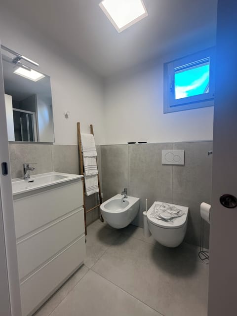 Superior Townhome, City View | Bathroom | Shower, rainfall showerhead, free toiletries, hair dryer