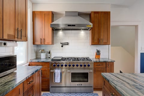 48" dual oven, perfect for hosting large dinners! Kitchen is stocked with everything you need for the perfect meal!