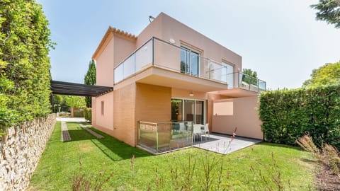 Modern architecture meets Algarve charm in this sunlit villa featuring a private terrace, manicured garden, and sleek glass balconies.
#CarvoeiroRetreat #GolfGetaway #AlgarveVilla #PrivateGarden #ModernLiving