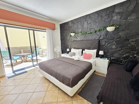 Romantic Double Room, Private Bathroom | In-room safe, desk, laptop workspace, free WiFi