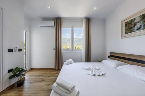 Bedroom with a double bed