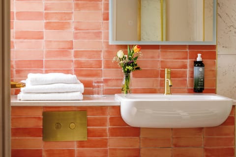 Superior Single Room | Bathroom | Free toiletries, hair dryer, towels, soap