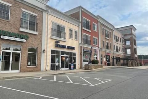 Front of building with restaurants (1)