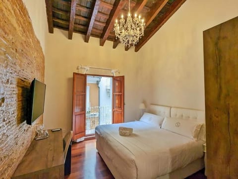 Deluxe Double Room, 1 King Bed, City View | Premium bedding, down comforters, Select Comfort beds, minibar