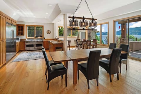Large open space with dinning room and kitchen