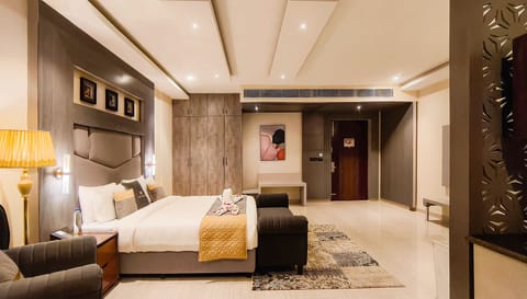 Premium Double Room | In-room safe, soundproofing, iron/ironing board, WiFi (free)