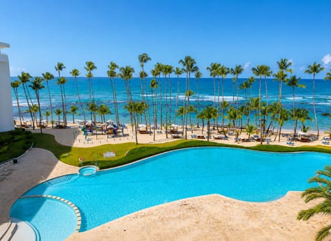 Your Morning View – Open the curtains and let the Caribbean ocean welcome you with its calm waves and endless blue horizon.
