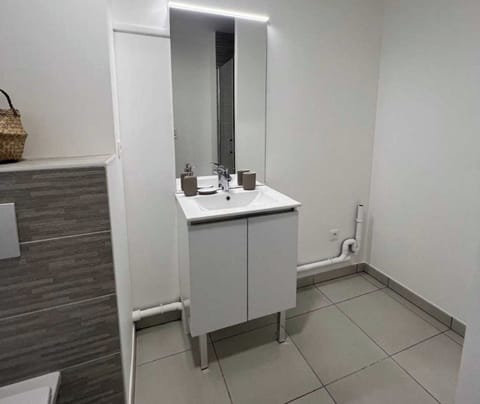 Apartment | Bathroom | Hair dryer, towels, shampoo