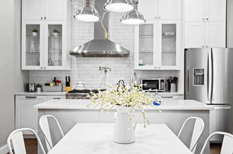 Kitchen: Modern, bright, and ready for your gourmet creations. Enjoy our spacious kitchen!