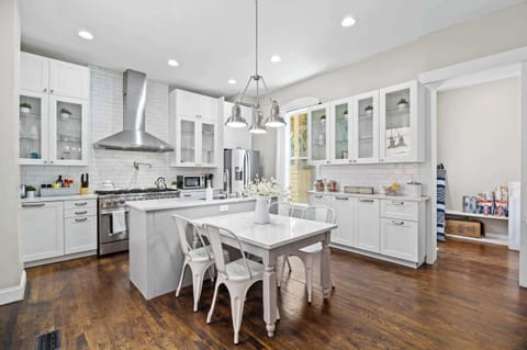 Kitchen: Modern, bright, and ready for your gourmet creations. Enjoy our spacious kitchen!