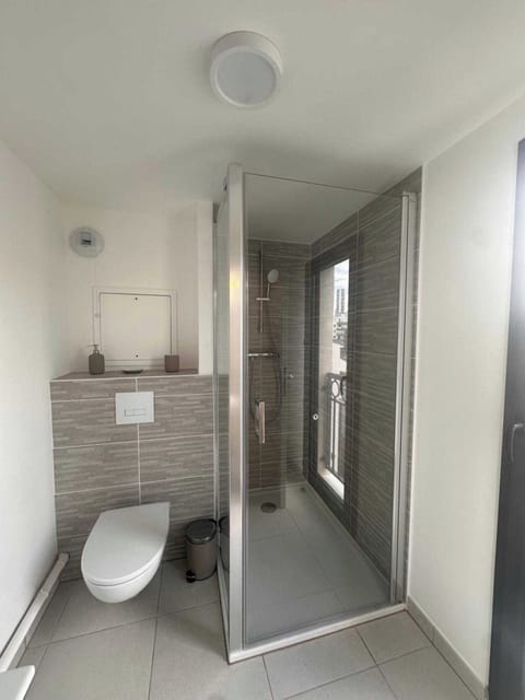 Apartment | Bathroom | Hair dryer, towels, shampoo