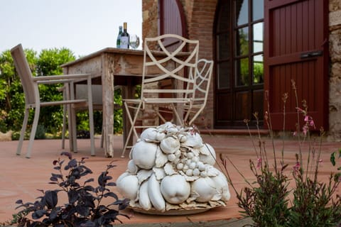 Flowerpot, Outdoor Table, Outdoor Furniture, Houseplant, Garden, Chair, Landscaping, Vase, Patio, Backyard