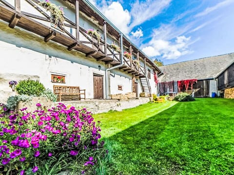 Groundcover, Garden, Lawn, Cottage, Yard, Farmhouse, Backyard, Meadow, Landscaping, Estate