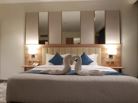 Deluxe Studio | In-room safe, blackout drapes, iron/ironing board, free WiFi