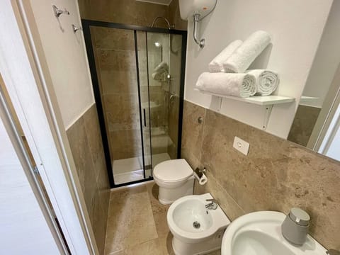 Deluxe Double Room, Partial Sea View | Bathroom