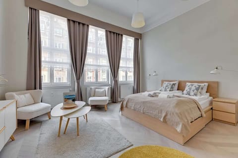 The bedroom offers a large, comfortable bed, soft fabrics and warm lighting, creating an atmosphere ideal for relaxation.