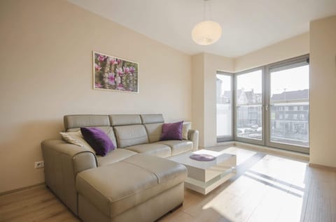The soft leather sofa invites you to relax and unwind. Plenty of natural light streams in through the large windows, enhancing the flat's unique character.