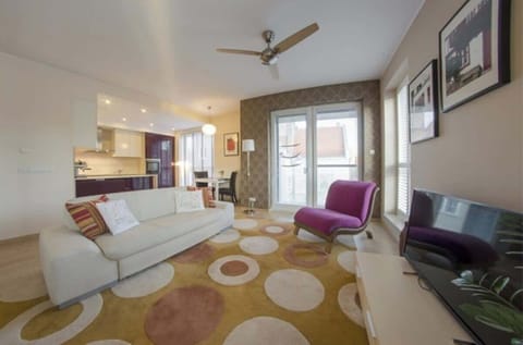  A spacious and bright living room with a modern design that combines functionality with elegance. Large panoramic windows provide natural light throughout the day, creating a bright and pleasant interior.