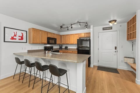 Breakfast bar with 4 stools