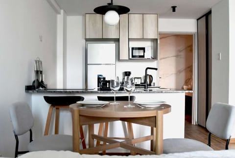 Full-size fridge, microwave, oven, stovetop