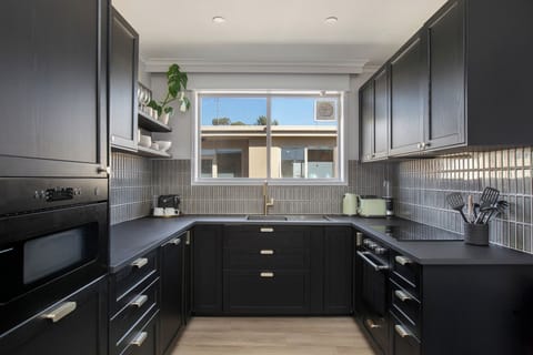 Fully equipped kitchen - coffee mach, f/f, oven, micro/w, ctop, airfry, ricec/k 