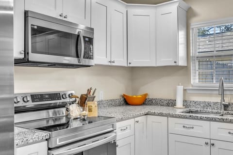 Modern Kitchen | Stainless Steel Appliances, Granite Counters & Fully Stocked for Cooking