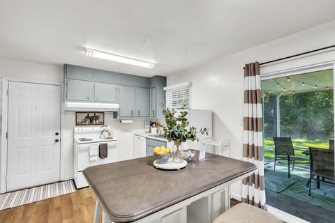 Kitchen & Dining | Full Appliances | Breakfast Bar & Dining Table