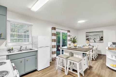 Kitchen & Dining | Full Appliances | Breakfast Bar & Dining Table