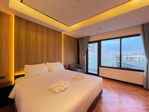 Deluxe Double Room, 1 King Bed, Balcony, City View | In-room safe, desk, blackout drapes, soundproofing