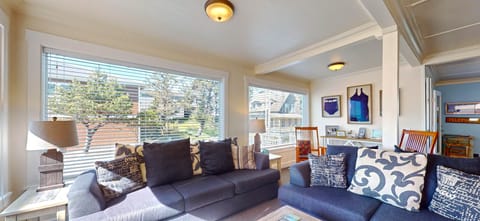 119-9th_0000_119-9th-Living-Room