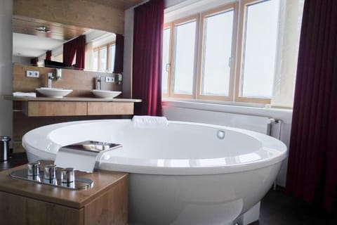 Suite | Bathroom | Towels, toilet paper