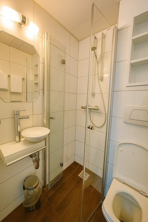 Single Room, Private Bathroom | Bathroom | Towels, toilet paper