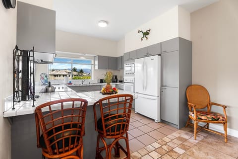 Condo, Multiple Beds, Lanai, Partial Ocean View (Vista Waikoloa D204) | Private kitchen | Dining tables