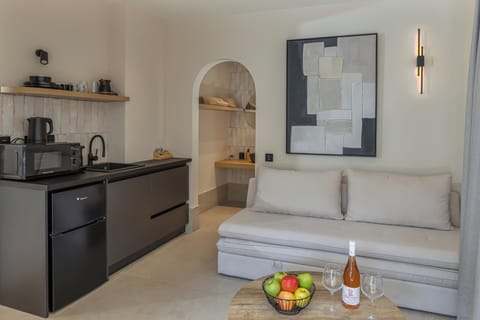 Deluxe Studio Suite | Living area | Flat-screen TV