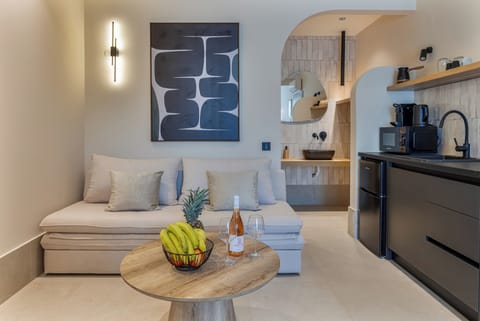 Deluxe Studio Suite | Living area | Flat-screen TV