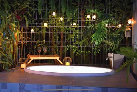 Outdoor spa tub