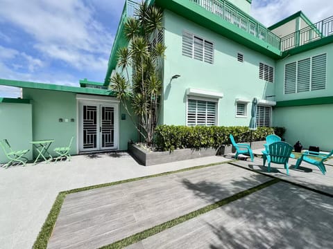Community patio of the house where you can read a book. 