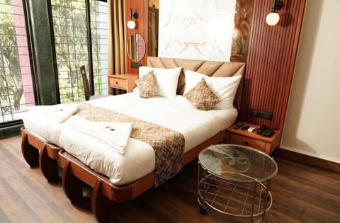 Classic Room | Desk, laptop workspace, free WiFi