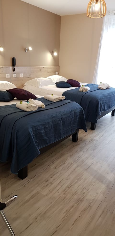 Family Room | Desk, free WiFi