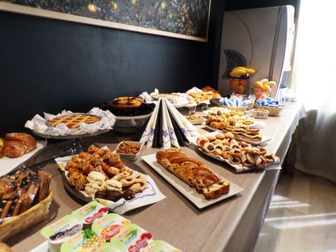 Free daily buffet breakfast