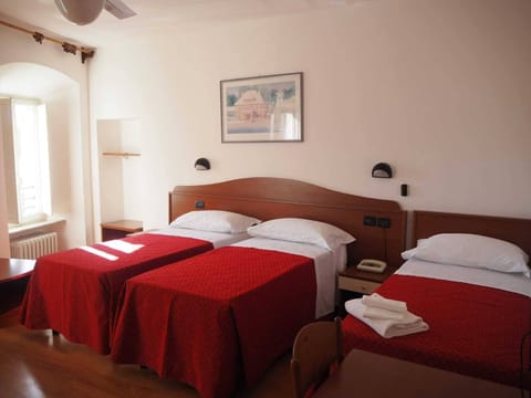 Standard Triple Room | Desk, free WiFi, bed sheets