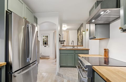 Sink, (no dishwasher)