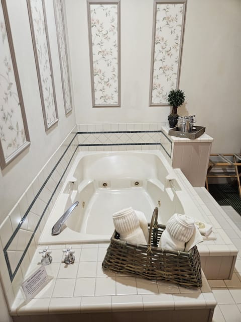 Suite, 1 Queen Bed, Jetted Tub | Down comforters, memory foam beds, iron/ironing board, free WiFi