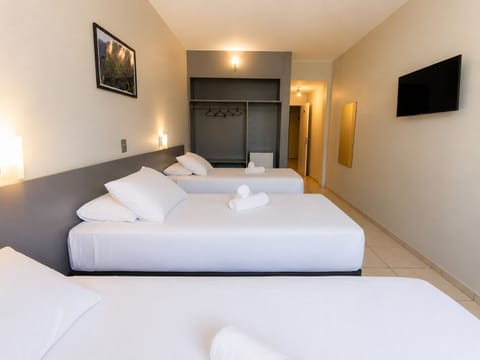 Quarto Triplo Luxo Twin | Minibar, desk, WiFi (free), bed sheets