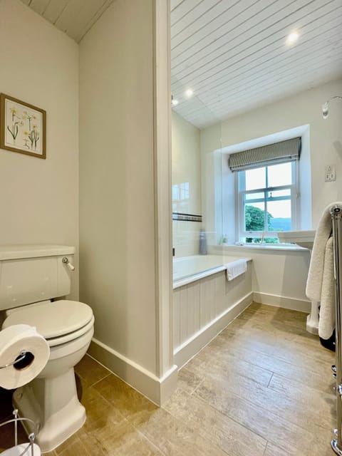 Superior Double Room, Ocean View | Bathroom | Soap, shampoo, toilet paper