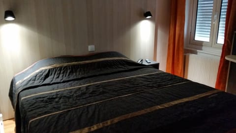 Standard Double Room | Desk, cribs/infant beds, rollaway beds, free WiFi