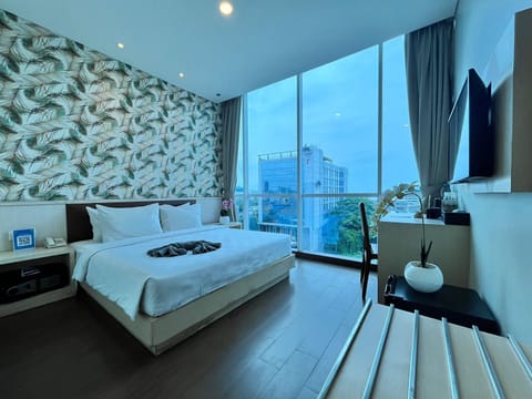 Executive Double Room, 1 King Bed, City View | In-room safe, desk, soundproofing, free WiFi