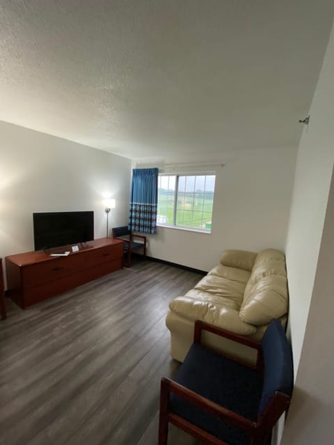 Studio Suite, 1 King Bed, Non Smoking | Desk, iron/ironing board, free cribs/infant beds, free WiFi